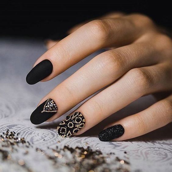 30 Exquisite Black Prom Nails