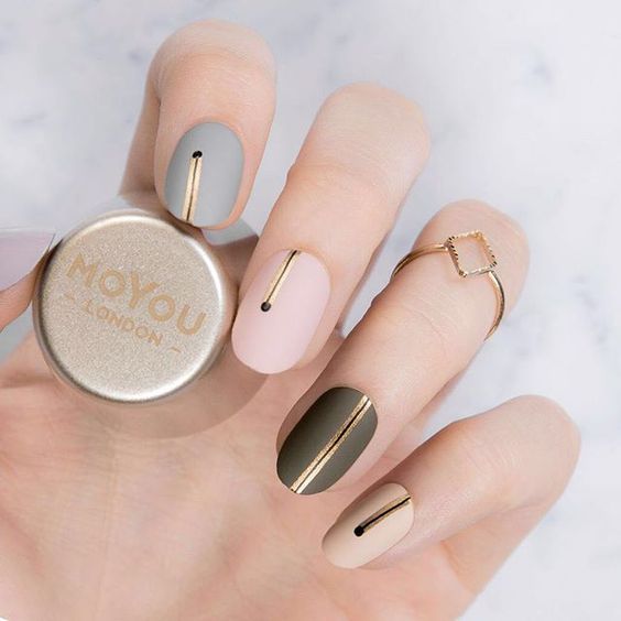 Golden Lines Nail Accent