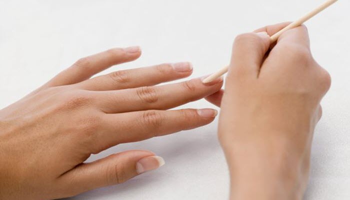  How to Moisturize the Cuticles 